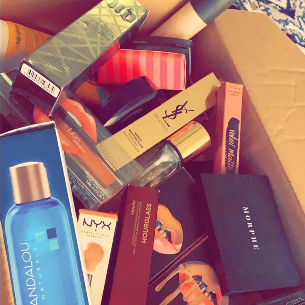 HUGE MAKEUP LOT OVER 52 PIECES !!!